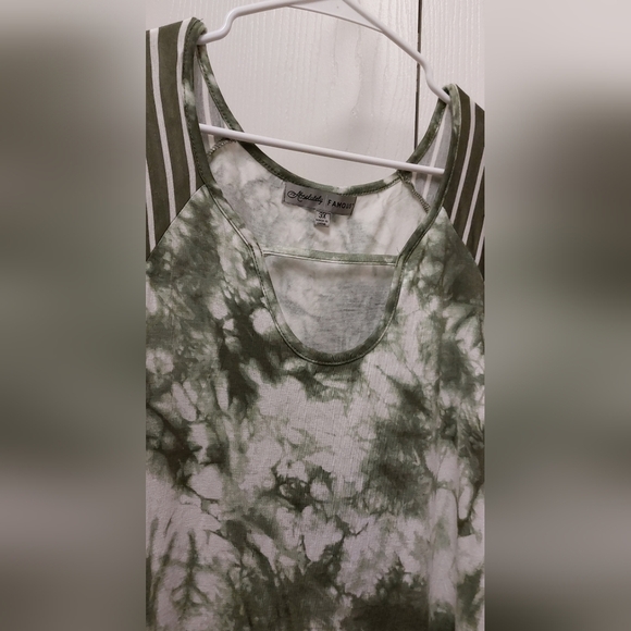 Absolutely Famous Green Tie Dye and Striped Top Size 3X Boho Casual Fall Keyhole - Picture 8 of 10